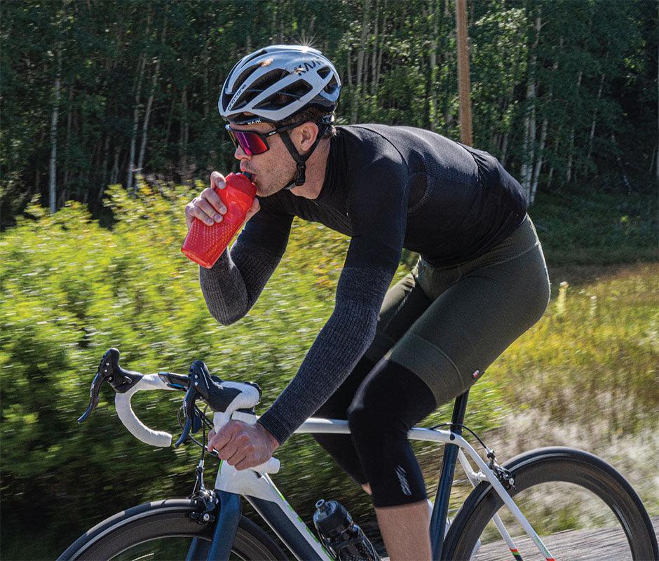 https://blenderbottlesingapore.myshopify.com/cdn/shop/products/Man_drinking_from_a_BlenderBottle_Halex_Bike_Squeeze_Bottle_with_Straw_while_riding_his_bike_940x.jpg?v=1659185366